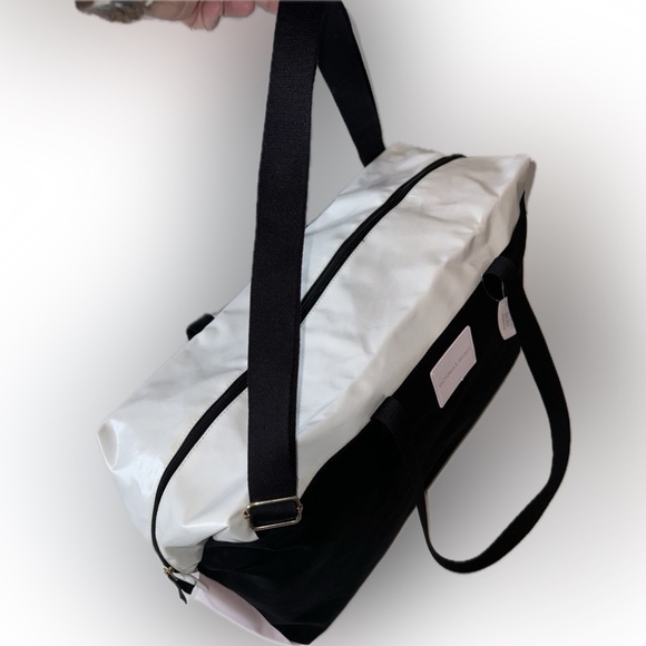 NWT Victoria’s Secret Weekender Gym Bag - Picture 3 of 11